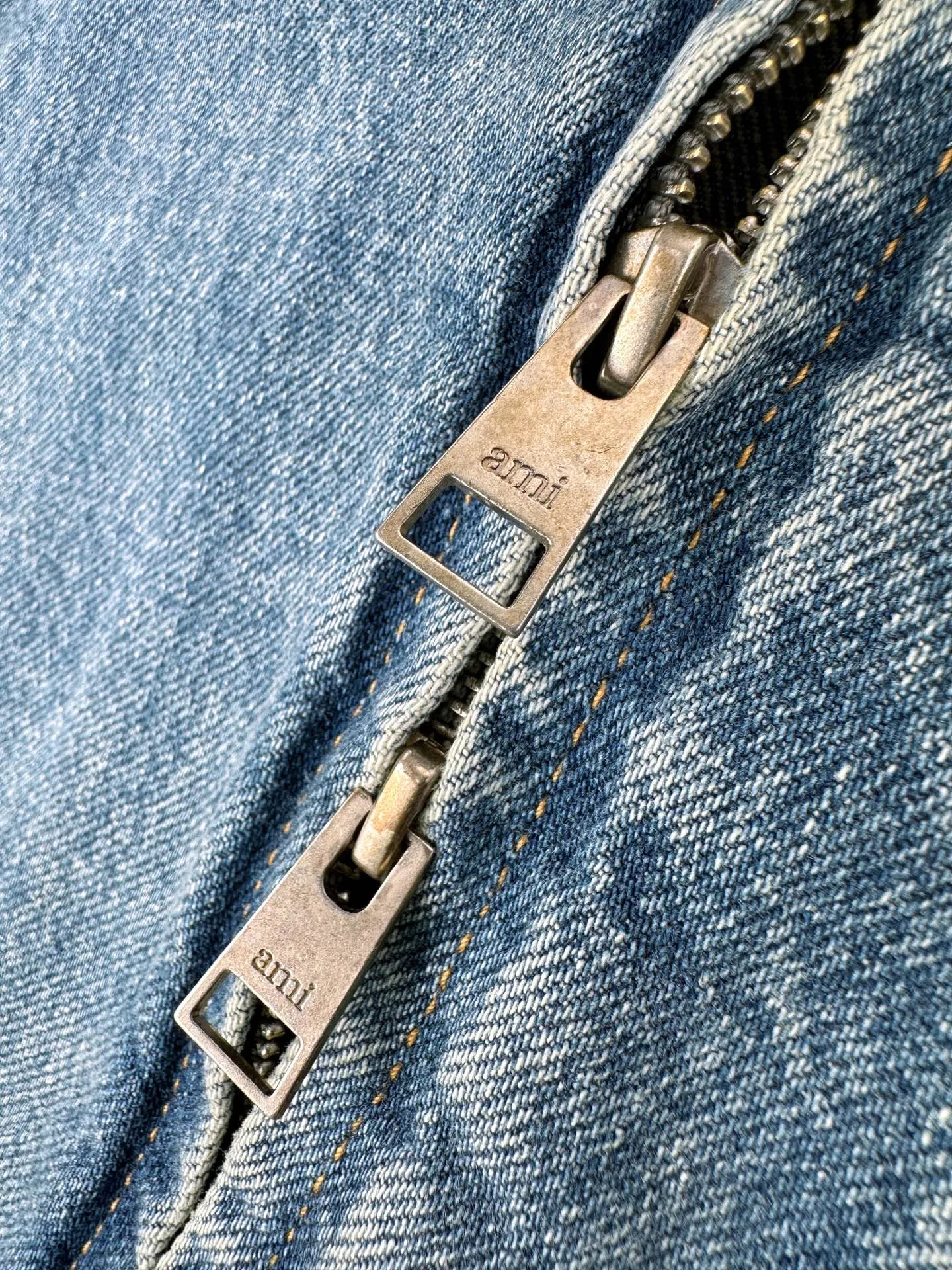 AP 265 Ami Paris embroidered denim jacket. Customized French mist washed denim. Stiff and stylish. Comfortable and soft. Made of distressed matte blue. The color is clear and elegant. Comes with soft light filter. Gold Brown love logo embroidery on the chest pocket looks like a gilt luxury seal. Low-key brand recognition. Vertical pockets on both sides hide practical ingenuity. Hem and cuffs are neatly trimmed with top-stitched edges. Retro workwear style is natural. The low-key decoration of the Cowhide Leather card on the back reveals French craftsmanship in the details. French relaxation and street elegance coexist and blend, creating a calm and graceful elegant family style. Process 1: Using imported machine embroidery technology. Using advanced computer control systems and precision mechanical components to achieve Ami love embroidery work with high precision and smooth and delicate lines. Process 2: Stone grinding, light fermentation, peeling, bleaching and softening. The mutual friction between pumice and clothing causes wear and fading effects on the surface of the denim. The combination of pulling and bleaching allows the clothing to produce a certain texture and stretching effect while bleaching. Process 3: Fried snowballs. Fried salt. Specially prepared corresponding solution. Add a certain amount of dye. Soak the denim material in it to absorb the solvent. Then scrub and dry to further fade and oxidize. Accessories: Customized 1:1 Ami zipper. Customized 1:1 Ami I-shaped buckle. Customized 1:1 Ami. Cowhide Leather playing cards customized 1:1 Ami trademark version: loose version Size: S M L XL Style number: BB 877